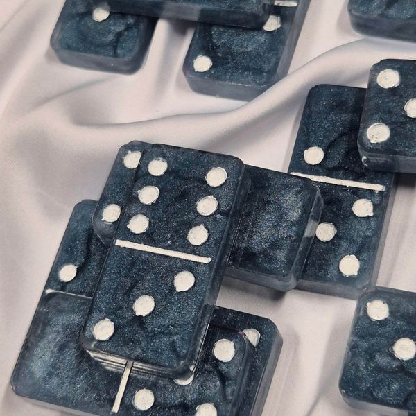 Epoxy resin dominoes