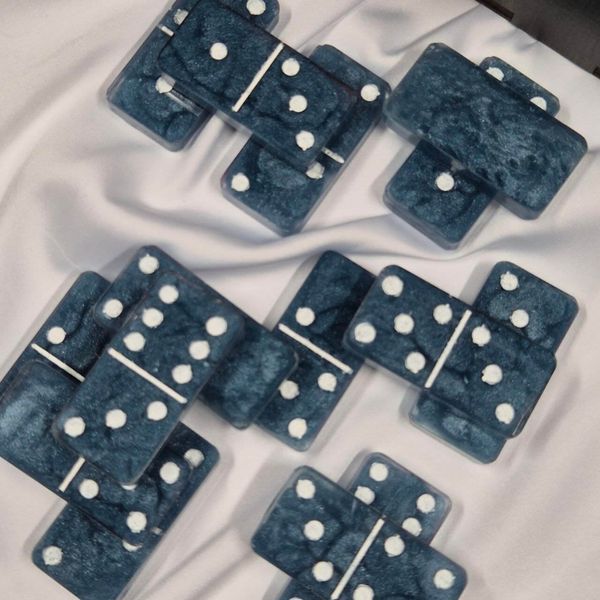 Epoxy resin dominoes