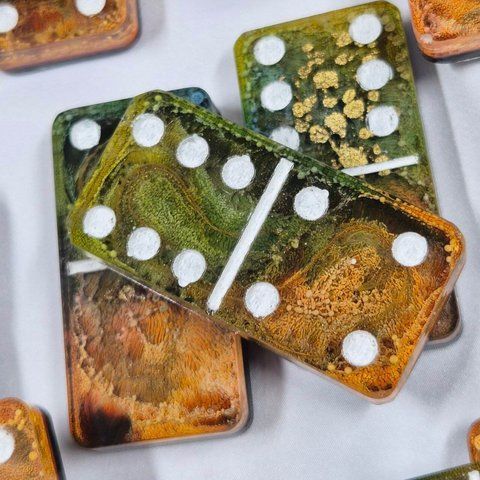 Epoxy resin dominoes