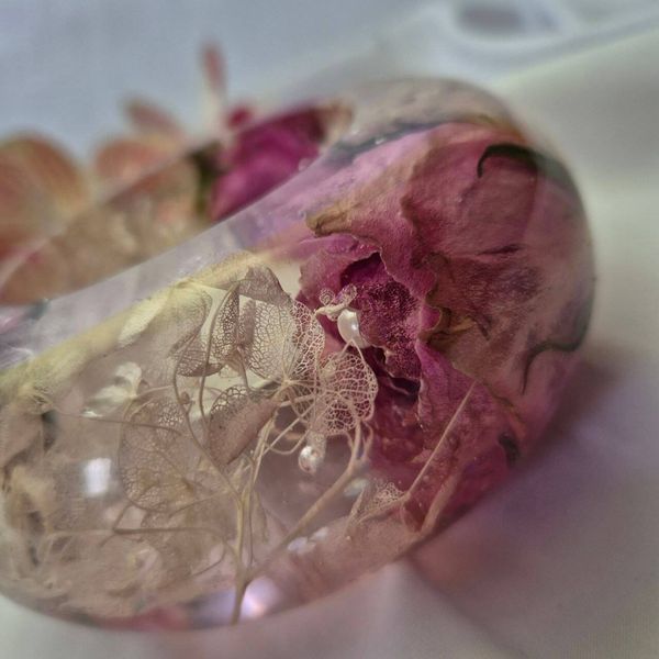 Handmade epoxy resin candle holder with flowers